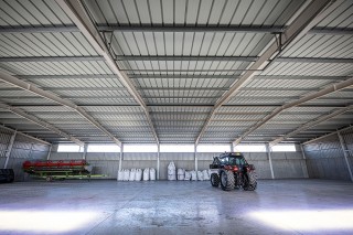 traktor a zemědělské stroje v hale