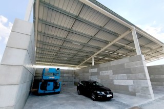 Ocelová konstrukce na prefabrikovaných betonových blocích