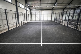 padelové hřiště o rozměrech 10 x 20 metrů