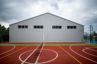 5,73m v okapu a 10,05m v hřeben pro halu na padel