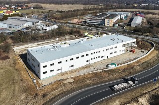 montovaná hala ve fázi výstavby