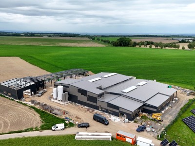 Rozsáhlý průmyslový areál montovaných hal o rozloze 3 544 m² pro Impec technology: moderní a technicky špičkové řešení