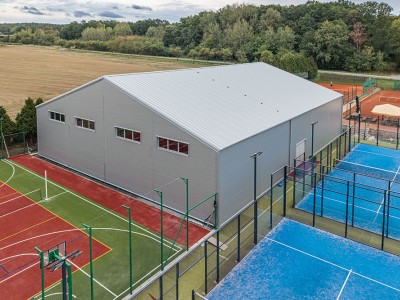 Dokončili jsme halu pro padel. Dva kurty pod jednou střechou