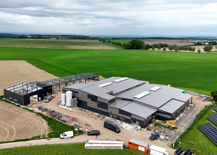 Rozsáhlý průmyslový areál montovaných hal o rozloze 3 544 m² pro Impec technology: moderní a technicky špičkové řešení