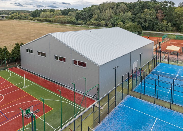 Dokončili jsme halu pro padel. Dva kurty pod jednou střechou