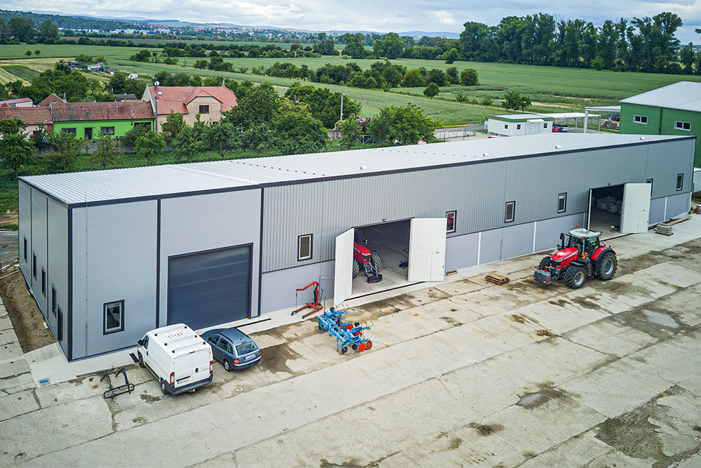 Zemědělská hala kombinující sklad a dílnu