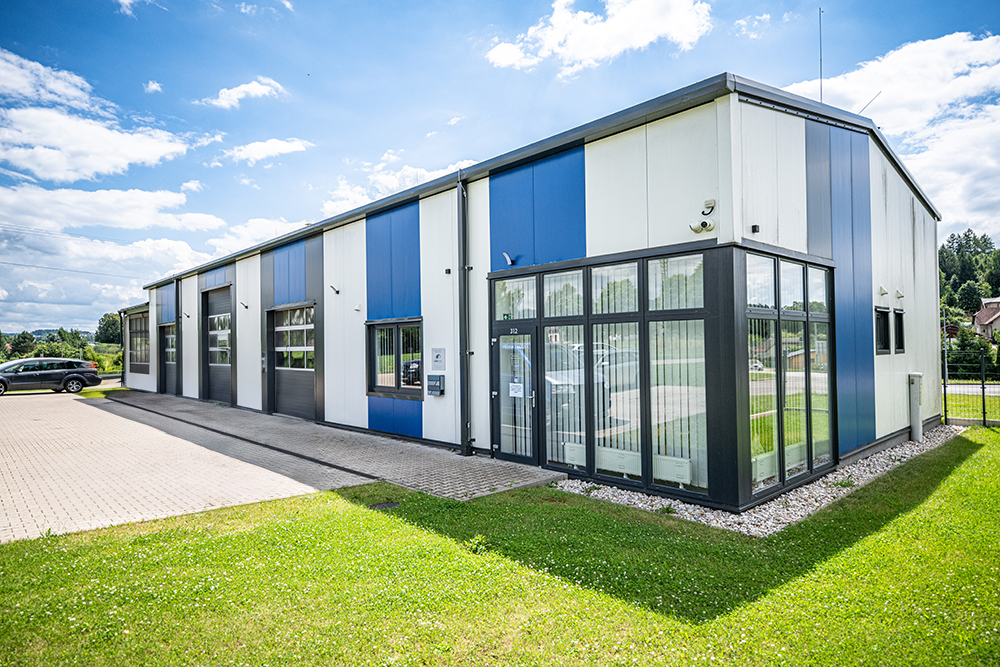 Moderní autoservis s promyšleným řešením a výrazným designem